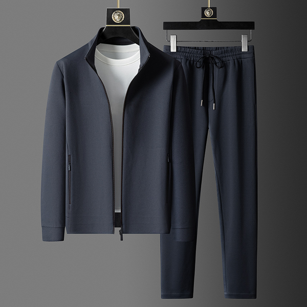 Conjunto deportivo de hombre con chaqueta con cremallera y pantalones jogger